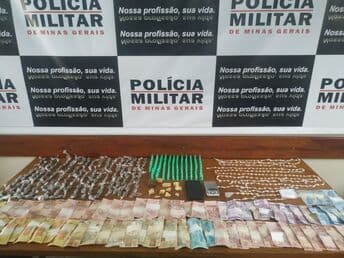 PM ABORDA AUTOR COM DROGAS, AO VERIFICAR DENÚNCIA EM TRÊS PONTAS