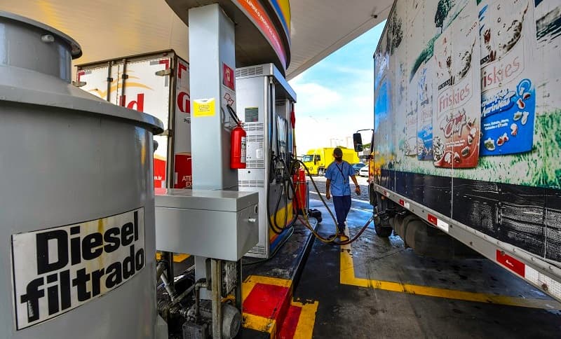 Governo de Minas mantém ICMS do diesel a 14% por mais 60 dias