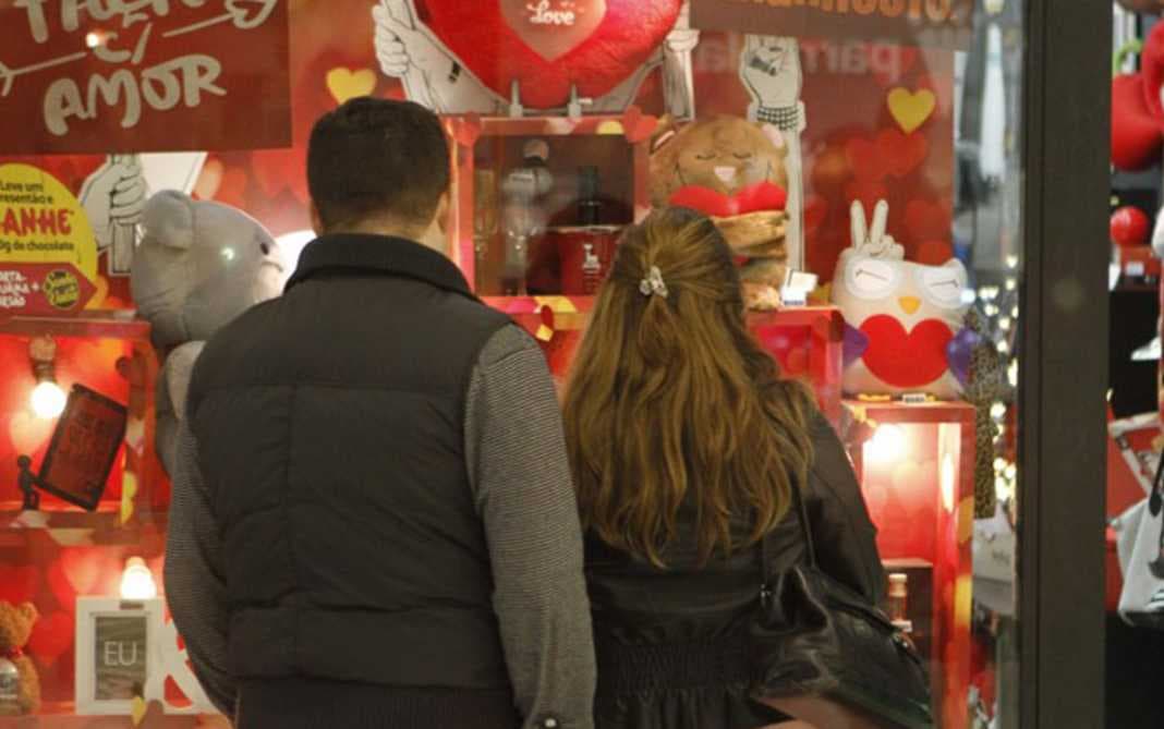 Pesquisa do Dia dos Namorados mostra clientes exigentes nas compras