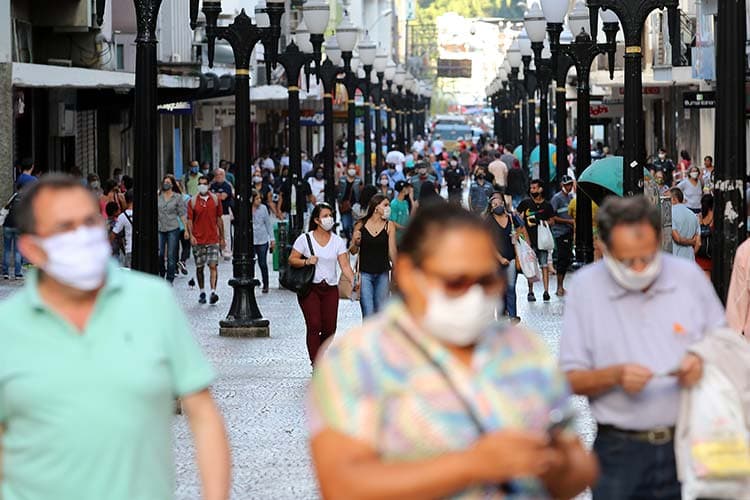 Sul de MG volta a ter queda de casos e mortes por Covid-19 na semana; registros ultrapassam marca de 100 mil