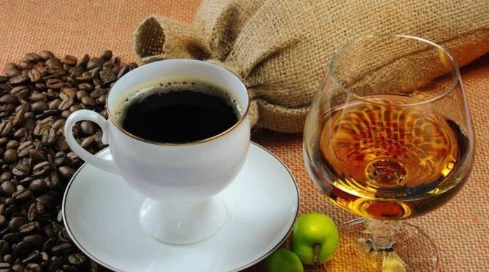 Aumenta o consumo de álcool e cafeína durante a pandemia