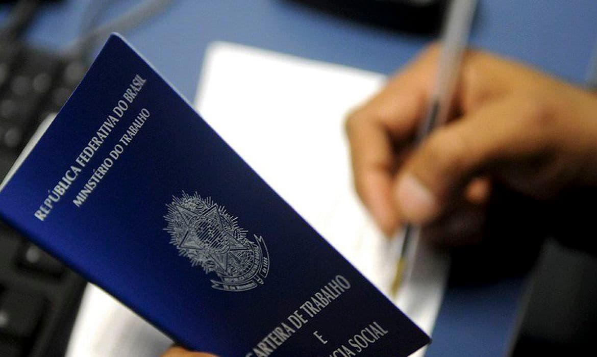 IBGE: Desemprego cai 1,6 ponto percentual e chega a 12,1%