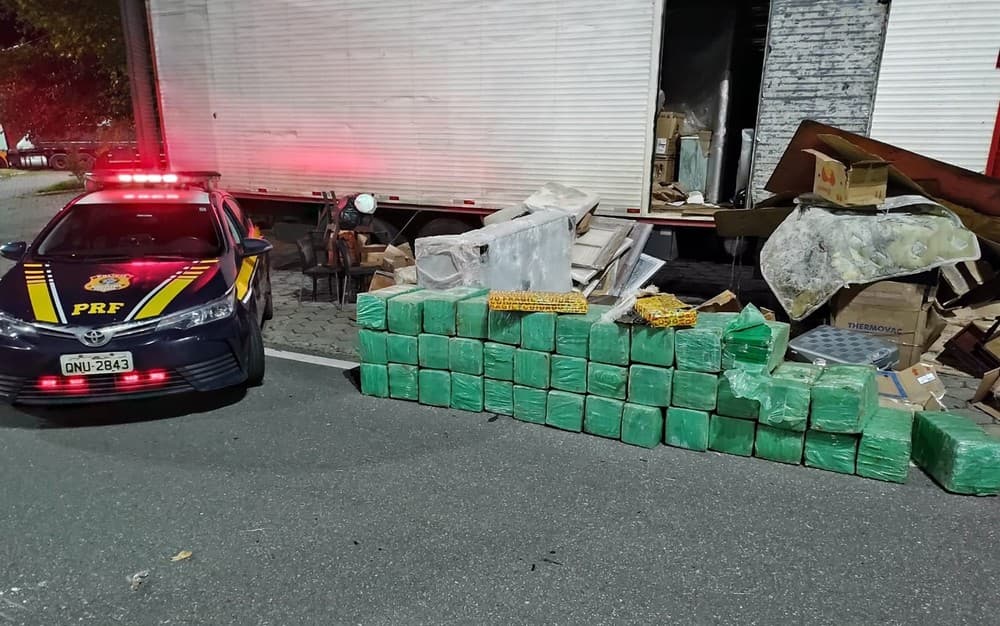 Mais de 1 tonelada de maconha é apreendida dentro de caminhão de mudança na BR-381, em MG; droga está avaliada em R$ 2,2 milhões