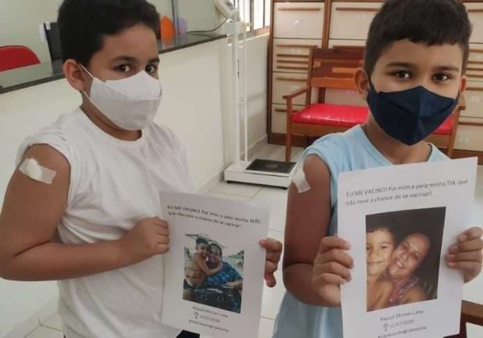 Menino de 8 anos toma vacina e faz homenagem à mãe que morreu de Covid