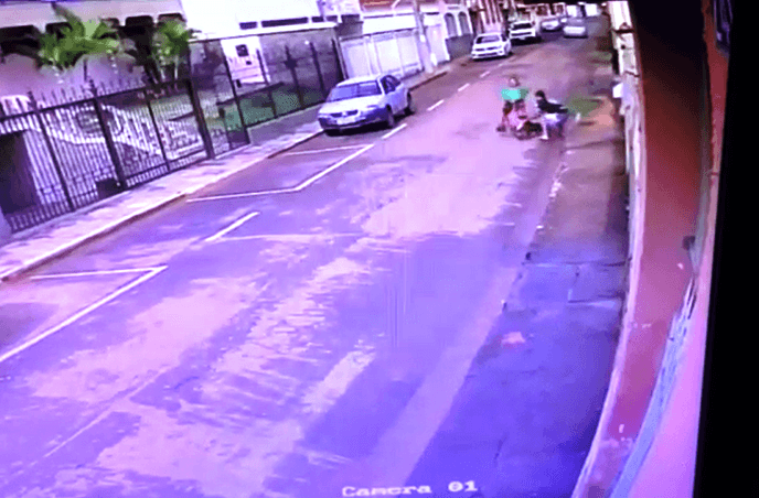 Passa bem criança mordida por cão em Três Pontas; Ataque foi registrado por câmera de vigilância