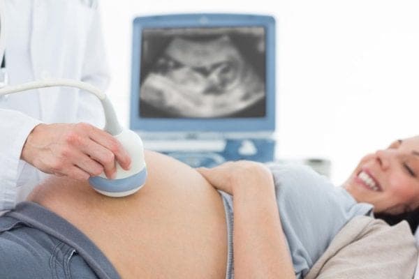 ALÔ DOUTOR ESPECIAL: Quais os riscos da gestação nos extremos de idade – adolescentes e mulheres acima de 40 anos?