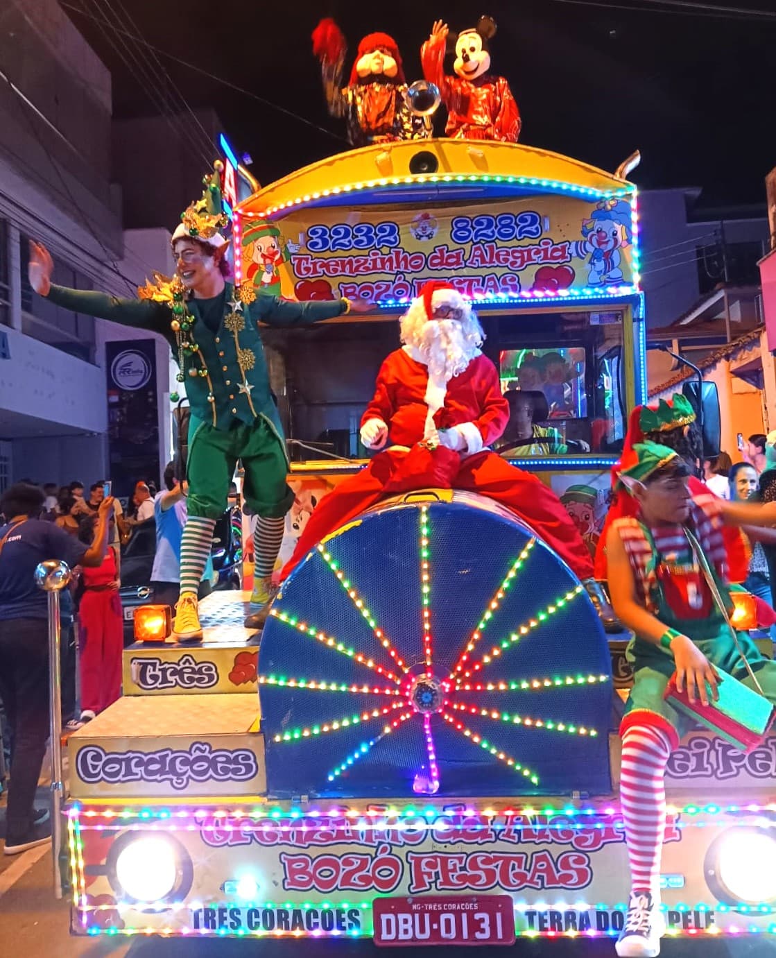 CHEGADA DO PAPAI NOEL ENCANTA E ABRE AS CELEBRAÇÕES DO NATAL 2023 EM TRÊS PONTAS