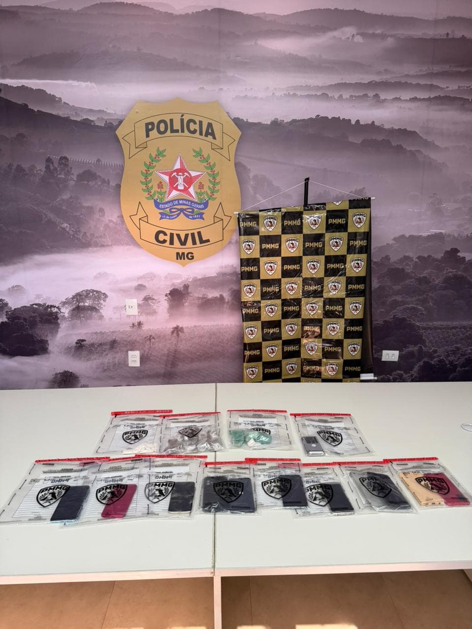 Operação “Caminho Quebrado” cumpre mandados, prende suspeitos e apreende drogas em ação conjunta em Três Pontas e Varginha