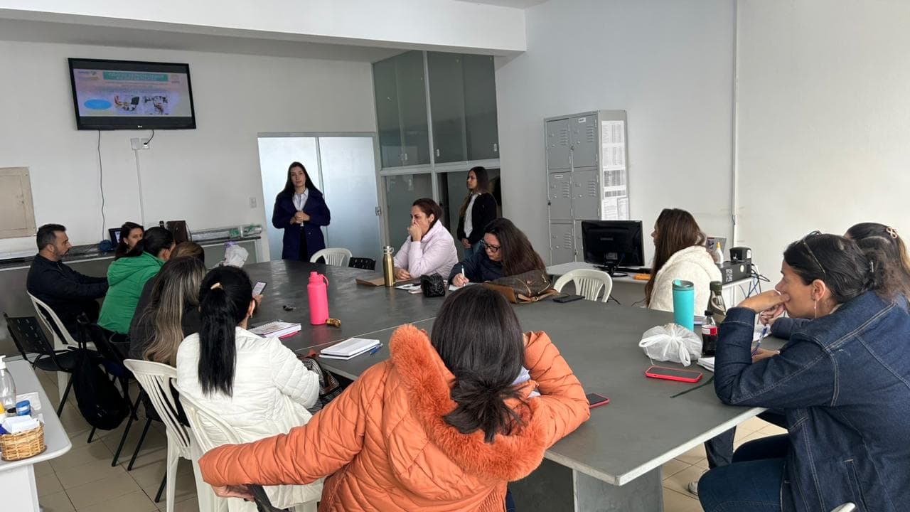 Encontro mensal da equipe de enfermagem fortalece ações de saúde em Três Pontas